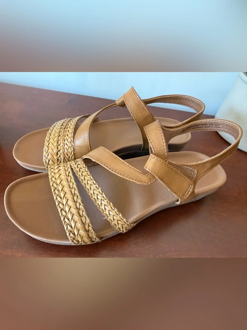 Women’s brand new without tags bare traps sandals